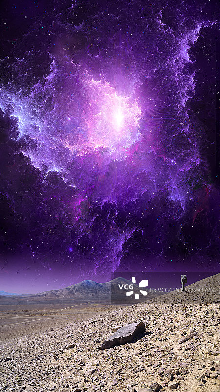 空间背景。宇航员站在行星的陆地上，有绚丽的紫色星云图片素材