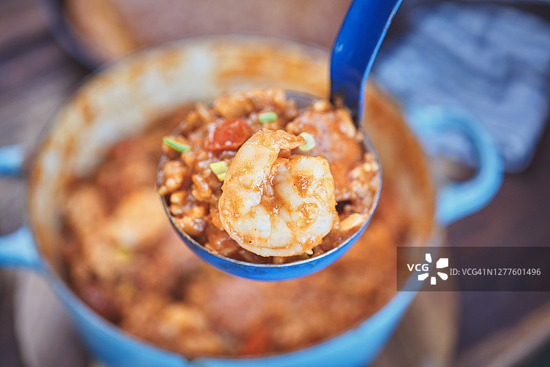 舒适的食物卡津风格鸡，虾和香肠什锦在一个铸铁锅图片素材