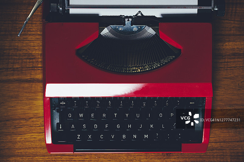 红色老式打字机的特写图片素材