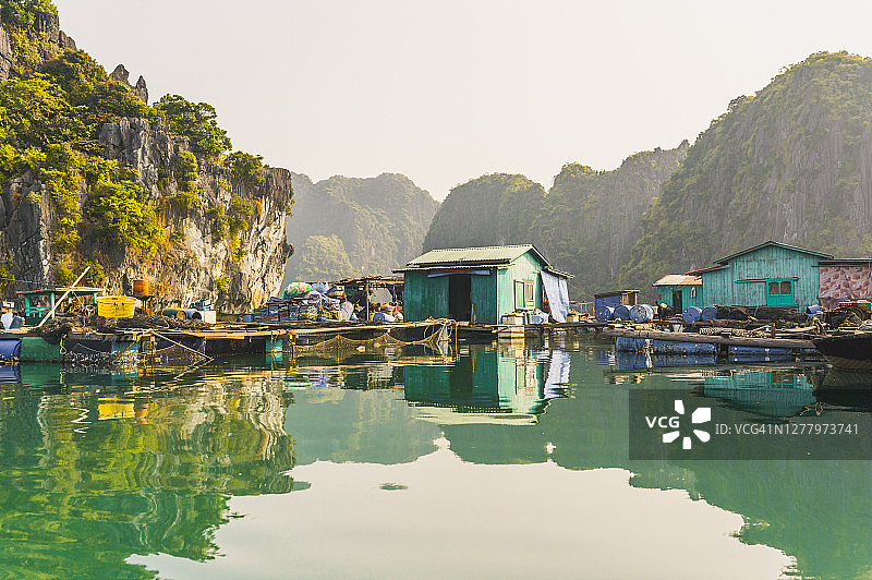 越南下隆群岛的漂浮渔村图片素材