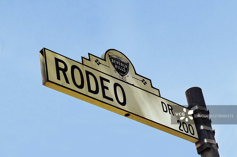 罗迪欧大道的街道标志在一个阳光明媚的日子-洛杉矶，加利福尼亚图片素材