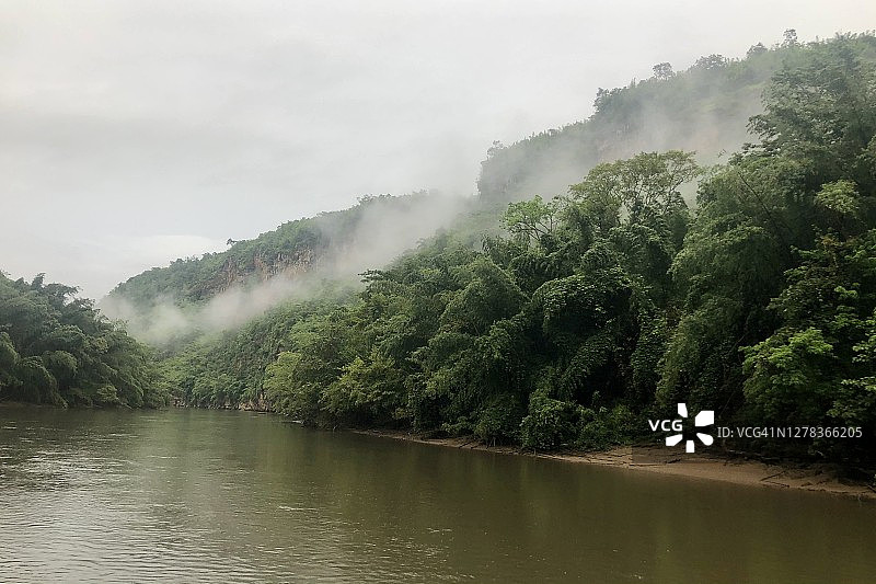 花瓦河(花瓦)风景-雾漂浮在热带雨林沿河岸。图片素材