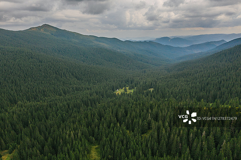森林覆盖的山脉鸟瞰图图片素材