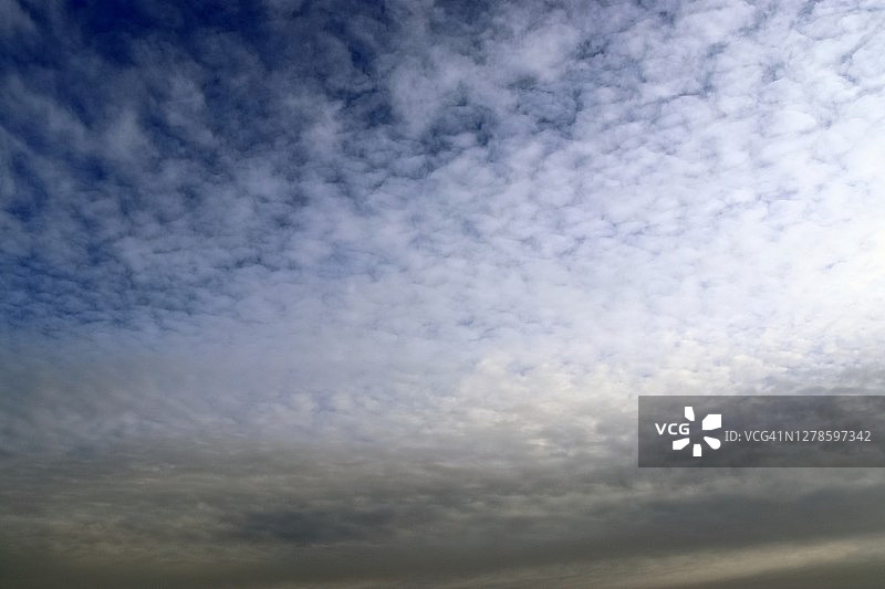 令人惊叹的混合云形成在夏季天空全景图片素材