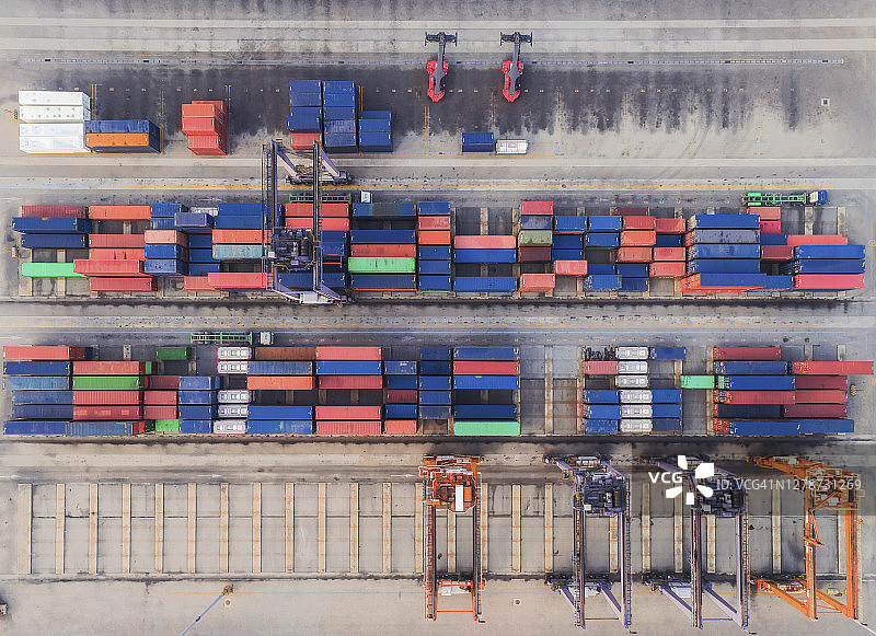 鸟瞰图集装箱货物仓库在码头的商业物流，进出口，航运或货运。图片素材