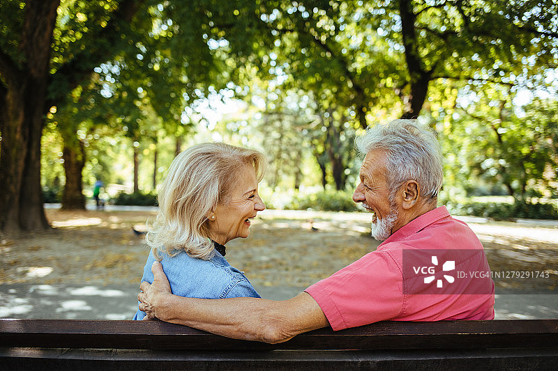 一对快乐的老年夫妇在当地的公园里一起放松图片素材