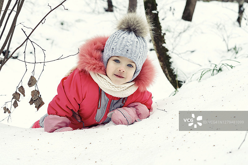 小女孩冬天在户外玩耍图片素材