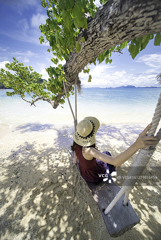 泰国甲米省晴朗的早晨，拉伊雷海滩上的一名女游客。图片素材