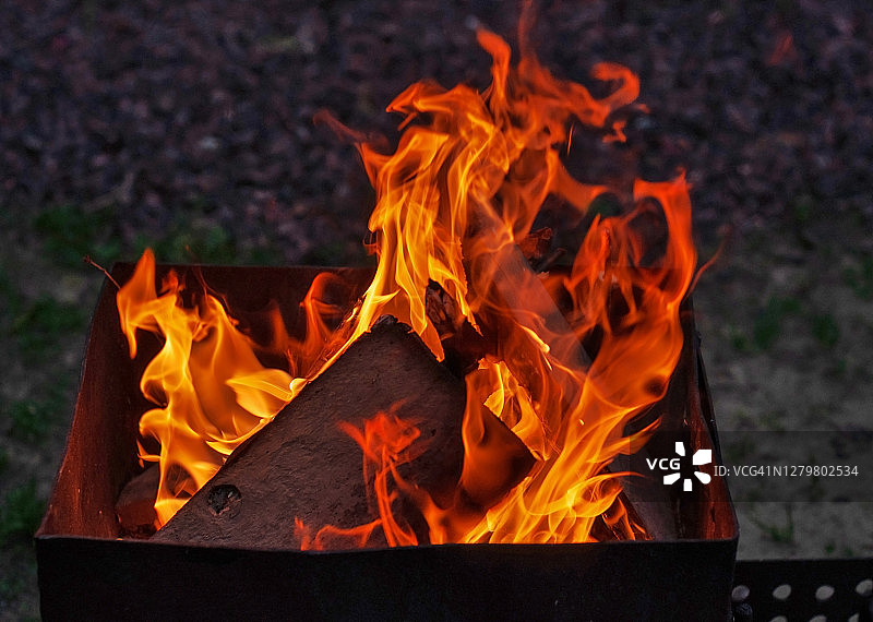 干燥的木板在火灾中会着火图片素材