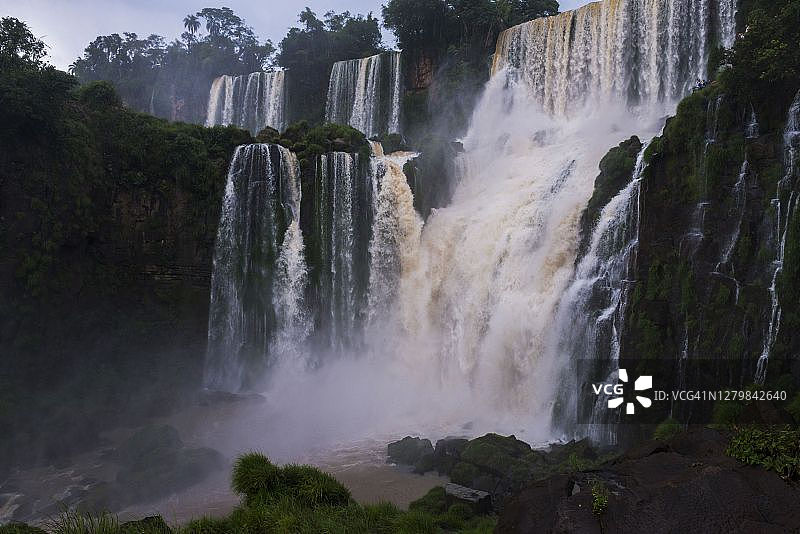 萨尔托博塞蒂瀑布，伊瓜苏瀑布，又名伊瓜苏瀑布或伊瓜苏瀑布，米塞内斯省，阿根廷，南美洲图片素材