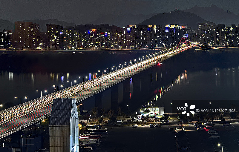 韩国首尔——汉江上的西港大桥，夜景图片素材