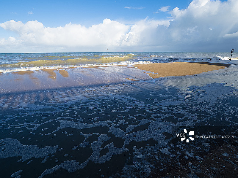 法国卡布尔海滩，海浪泡沫和阴影的混合图片素材