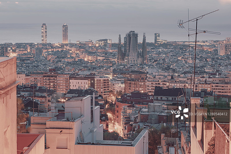 与圣家族一起从城市屋顶俯瞰巴塞罗那的城市景观。图片素材