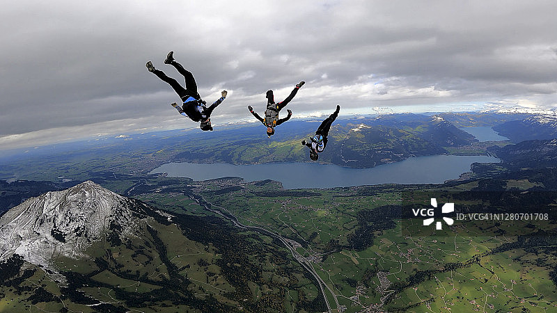 自由落体跳伞队员在半空中表演杂技动作图片素材