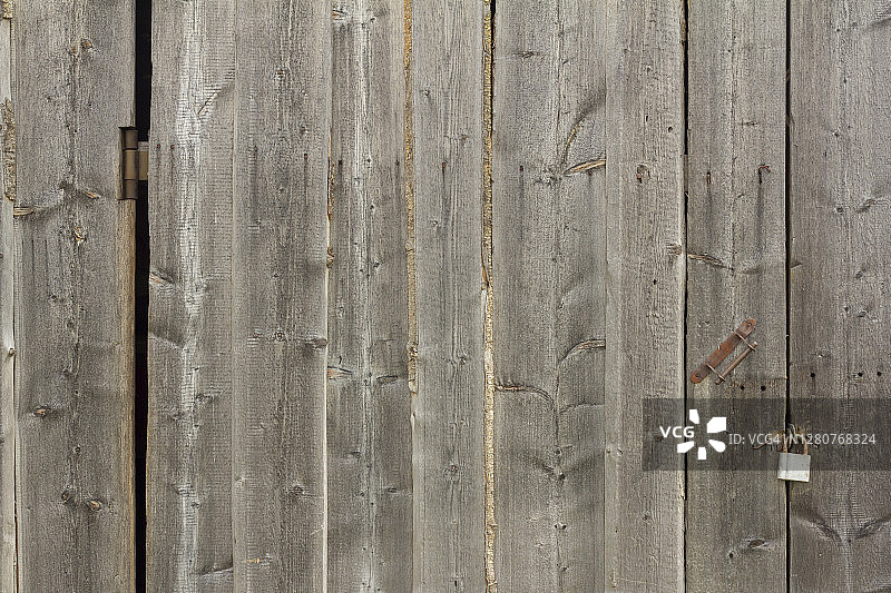 谷仓的旧木门上了锁。图片素材