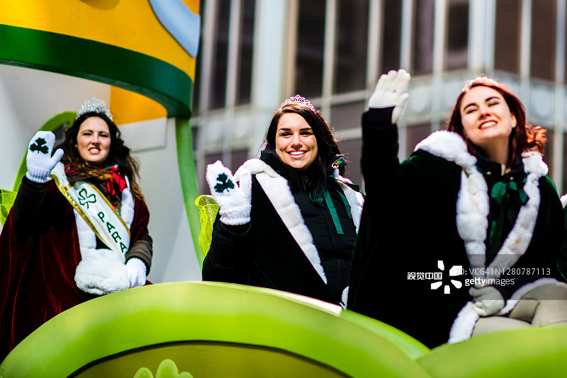 在蒙特利尔市中心的圣帕特里克节，选美皇后们微笑着游行图片素材