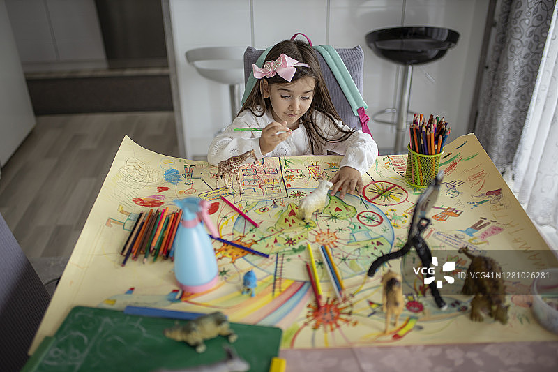小女孩在冠状病毒大流行期间作画图片素材