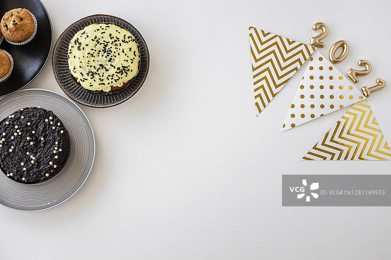 新年装饰和新年食物孤立在白色的背景上图片素材