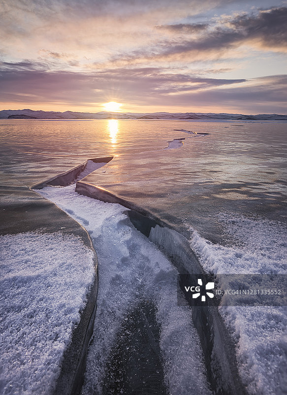 日落时分，冰原上出现了大裂缝图片素材