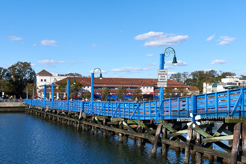 在纽约布鲁克林，一座蓝色的人行桥横跨羊头湾图片素材