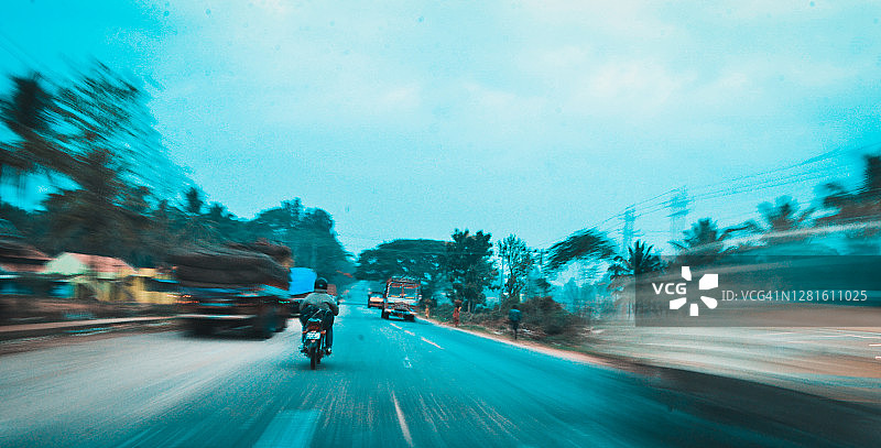 白天在印度路上开车图片素材
