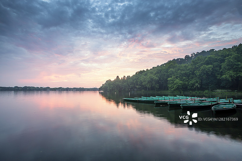 美丽的风景在中国杭州西湖在日出图片素材
