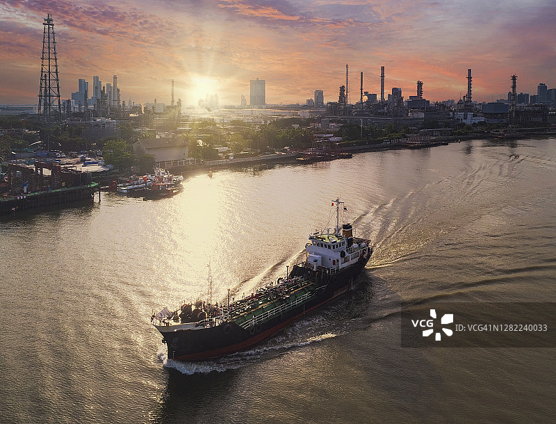 鸟瞰图油船从日出起从炼油厂，业务物流，进出口航运或货运。图片素材
