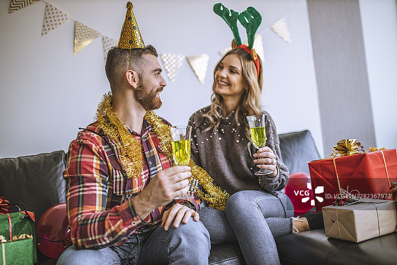 一对美丽的夫妇在新年派对上喝香槟图片素材