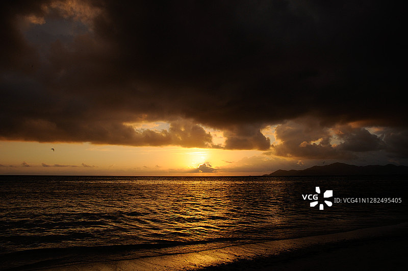 戏剧性的日落在印度洋与阳光和大海。塞舌尔图片素材