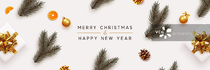 圣诞快乐，新年快乐。圣诞背景与现实节日装饰设计元素。松树和云杉枝，礼盒，松果，橙色，球的小玩意。平躺，俯视图。图片素材