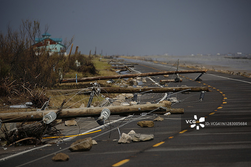 风暴损坏的电线杆图片素材
