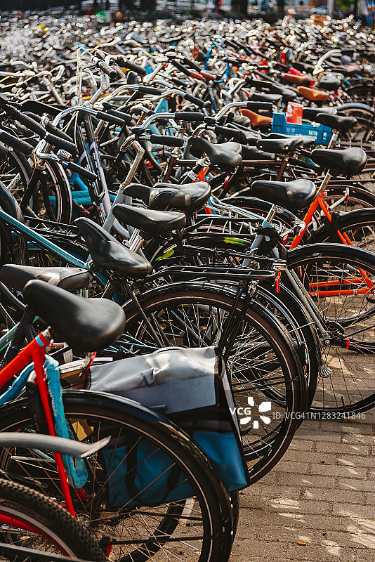 荷兰阿姆斯特丹的自行车停车场图片素材