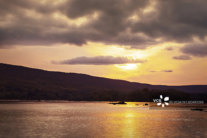 闪闪发光的橙色日落沿着萨斯奎哈纳河，宾夕法尼亚州图片素材