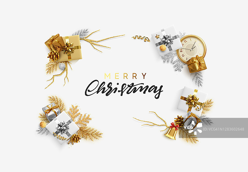 圣诞节明亮的背景用金色装饰。圣诞贺卡。新年快乐。有镶金边的礼物、小彩球、闪亮的雪花、旧手表和金属箔图片素材
