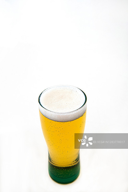 白色背景上装满啤酒杯图片素材