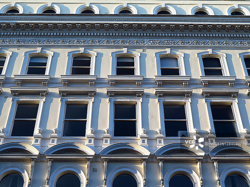 伦敦维多利亚时代建筑立面上的窗户和装饰线图片素材