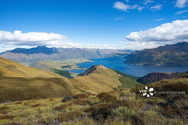 瓦卡蒂普湖和山脉的景观，本洛蒙德，南阿尔卑斯山，奥塔哥，南岛，新西兰图片素材
