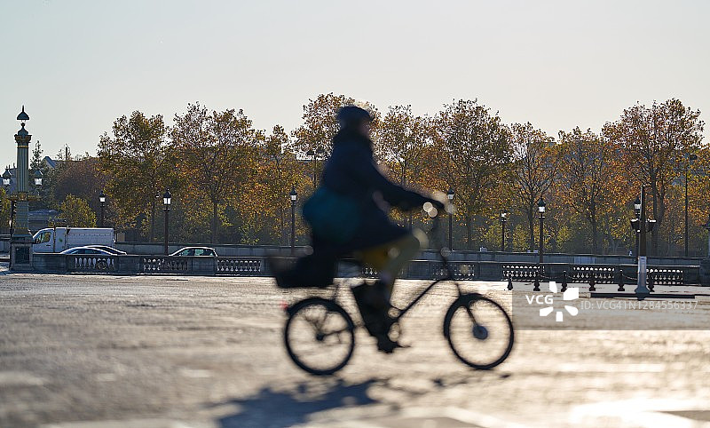 电动自行车在城市图片素材