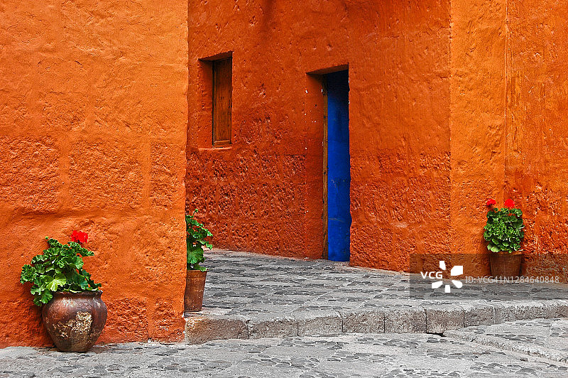 秘鲁阿雷基帕圣卡塔琳娜修道院内古色古香的庭院图片素材