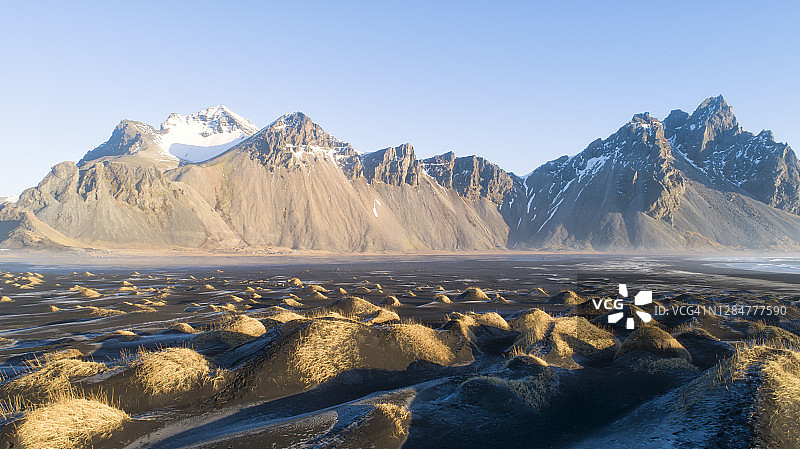 Vestrahorn山(蝙蝠侠山)是冰岛每一个摄影师都必须捕捉到的山峰。使用无人机拍摄的美丽鸟瞰图。图片素材