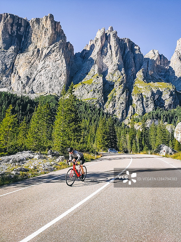 骑公路自行车的人在山区的一条路上骑行图片素材