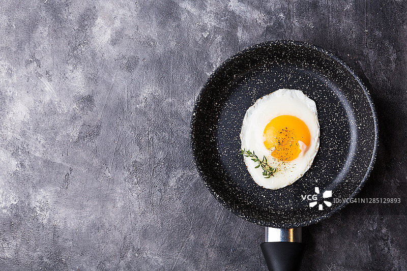 煎蛋。减肥食品，素食早餐。图片素材
