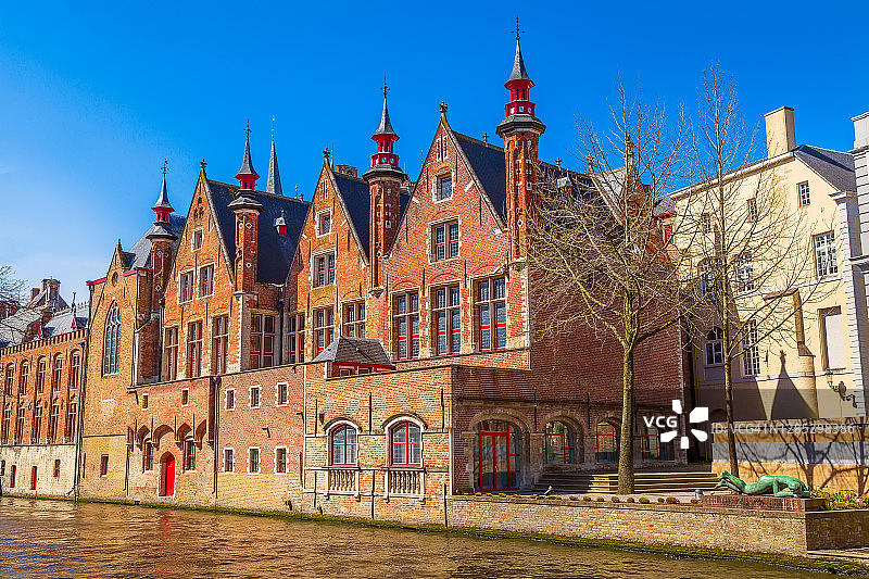 比利时布鲁日的历史建筑和运河图片素材