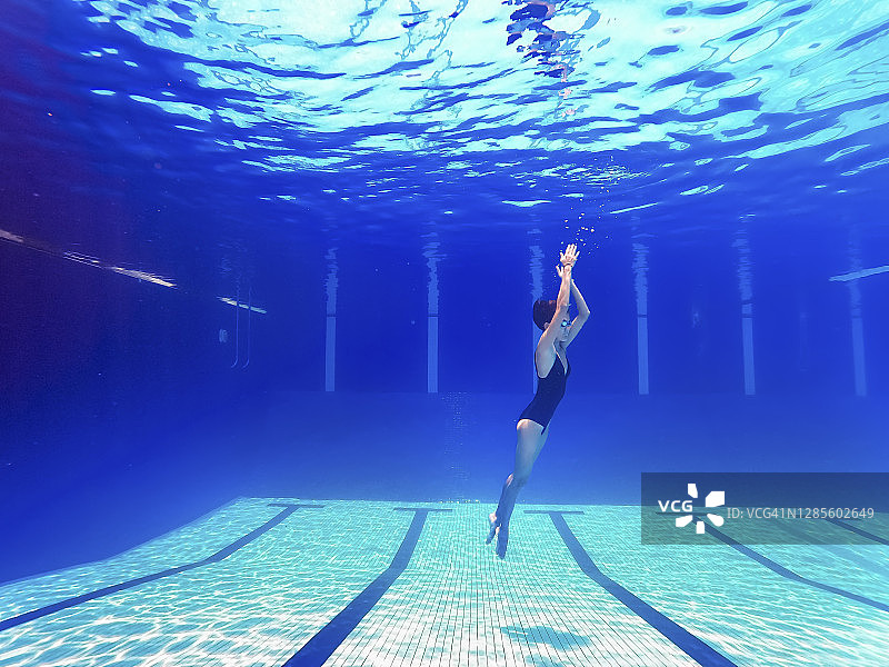 亚洲中国游泳运动员在游泳池向上的水面图片素材