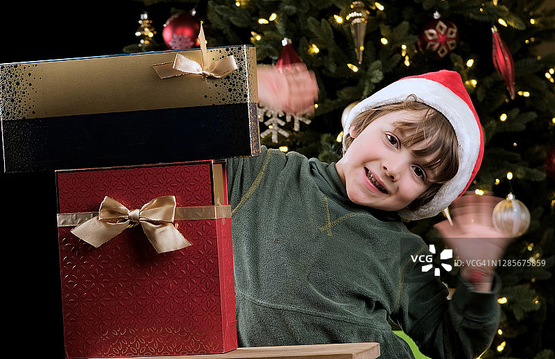 快乐的男孩面对智能手机通过电话会议向家人展示他的圣诞礼物图片素材
