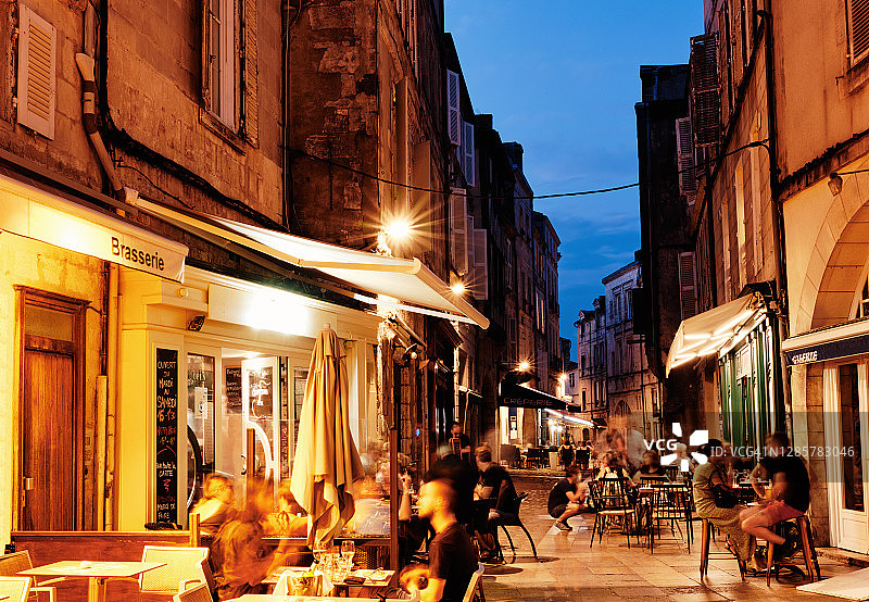 法国拉罗谢尔夜晚繁忙的街道。图片素材