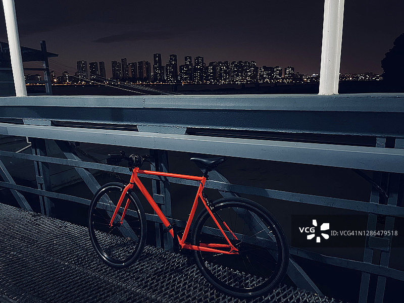 橙色的自行车图片素材