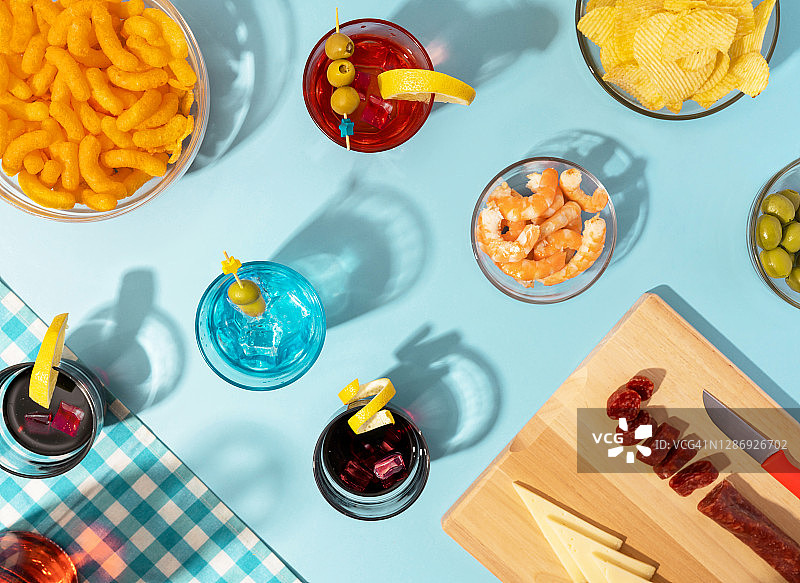 蓝色餐桌，配有各式小吃、开胃菜及鸡尾酒图片素材