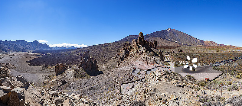 西班牙，圣克鲁斯德特内里费，在Teide国家公园的Roques de Garcia formation全景图，以Teide山为背景图片素材