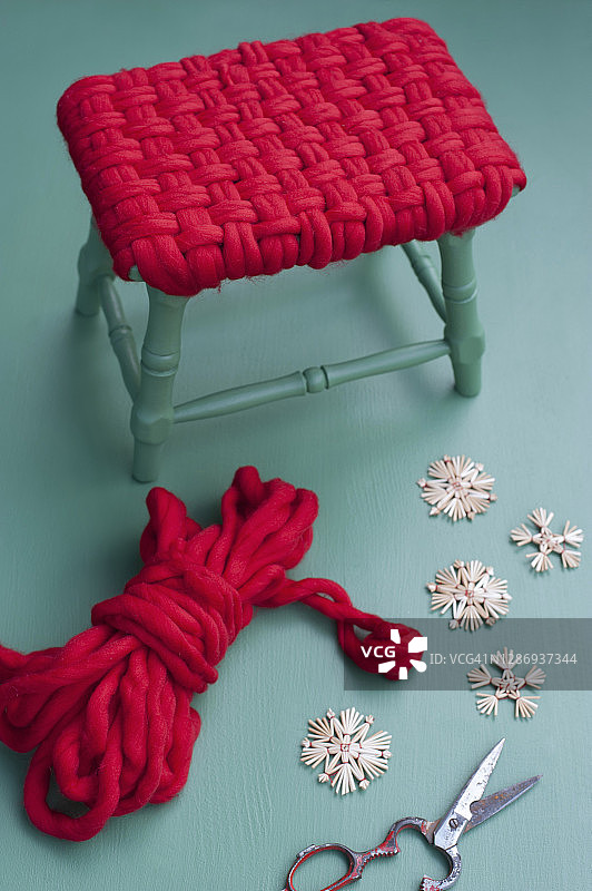 DIY稻草雪花和羊毛小凳子套图片素材